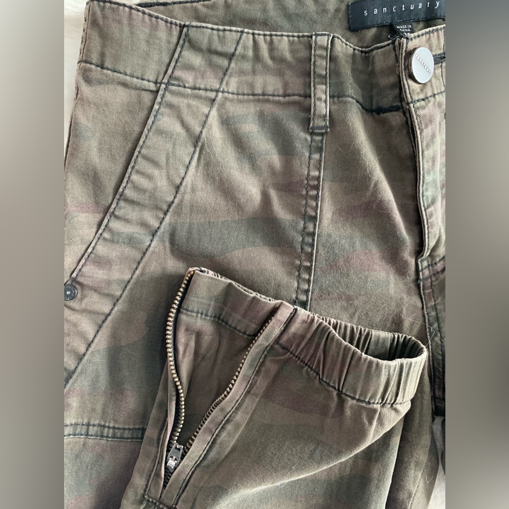 SANCTUARY Peace Trooper Camo jogger pants with side zipper at the hem. Size 25 - Picture 14 of 14